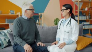 Cuidado de adultos mayores con Alzheimer: ¿qué debe tener un hogar especializado?